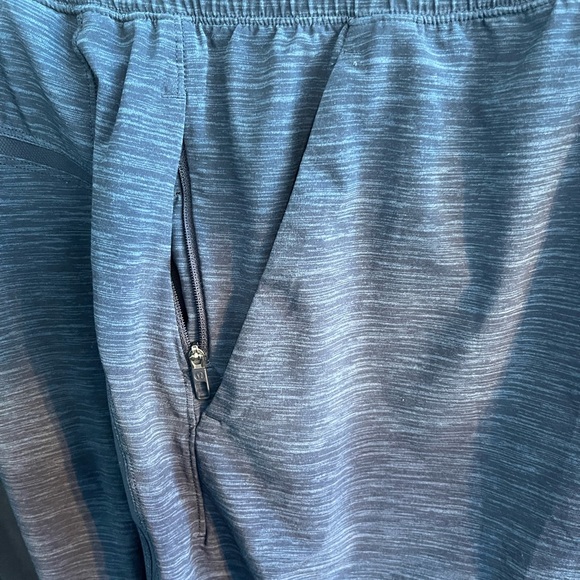 Lululemon shorts 9 inch - Picture 6 of 10